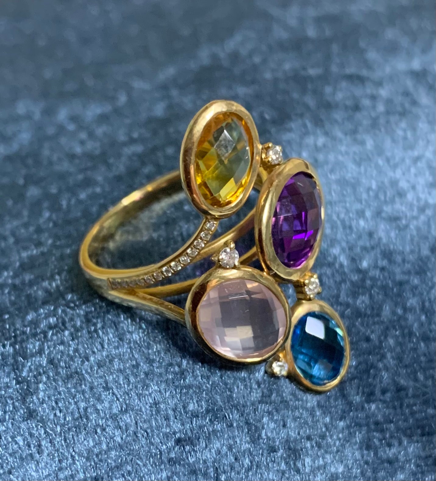 Coloured gemstones ring