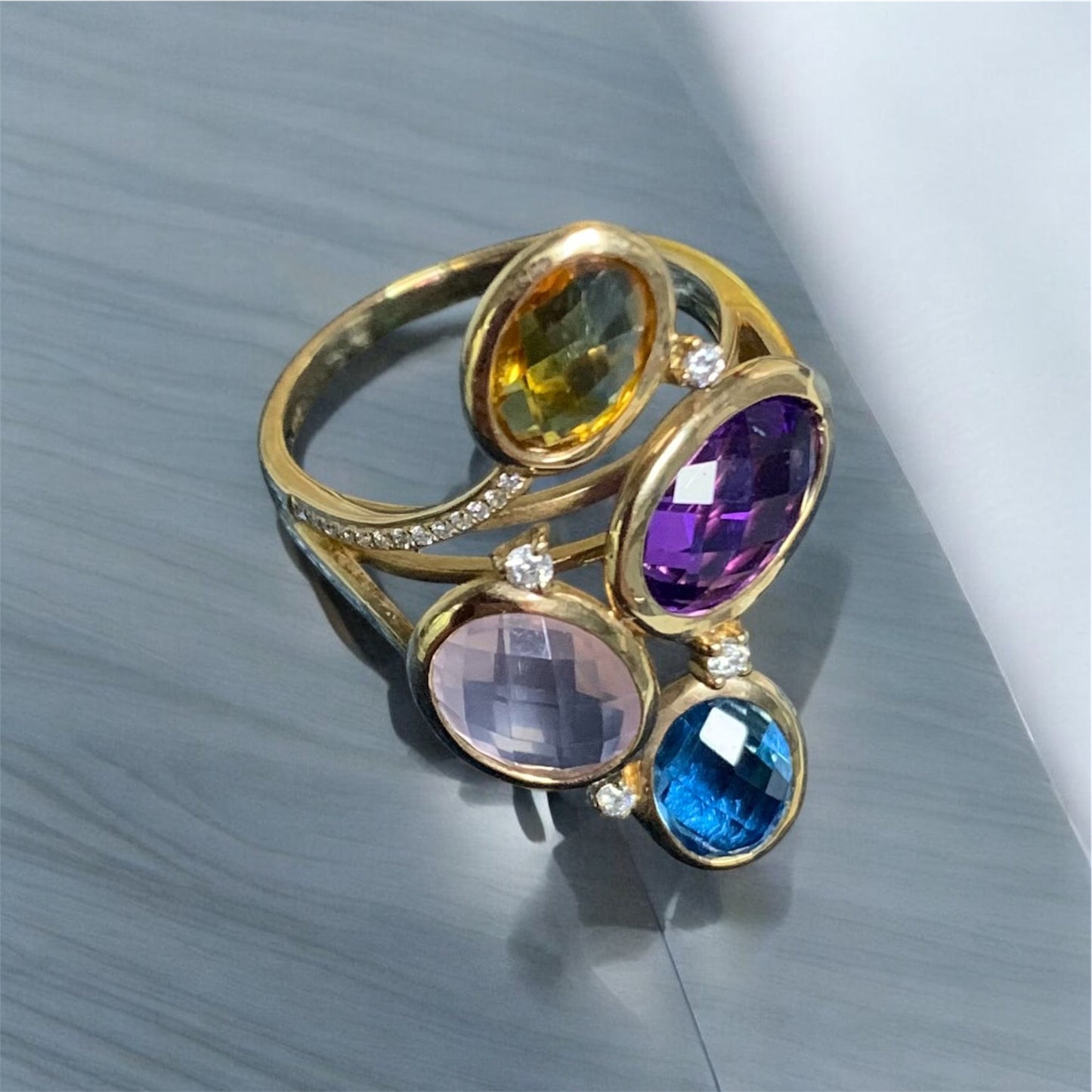 Coloured gemstones ring